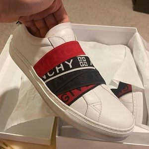 Givenchy sneakers, in great condition. Like new. Comes with the original box.